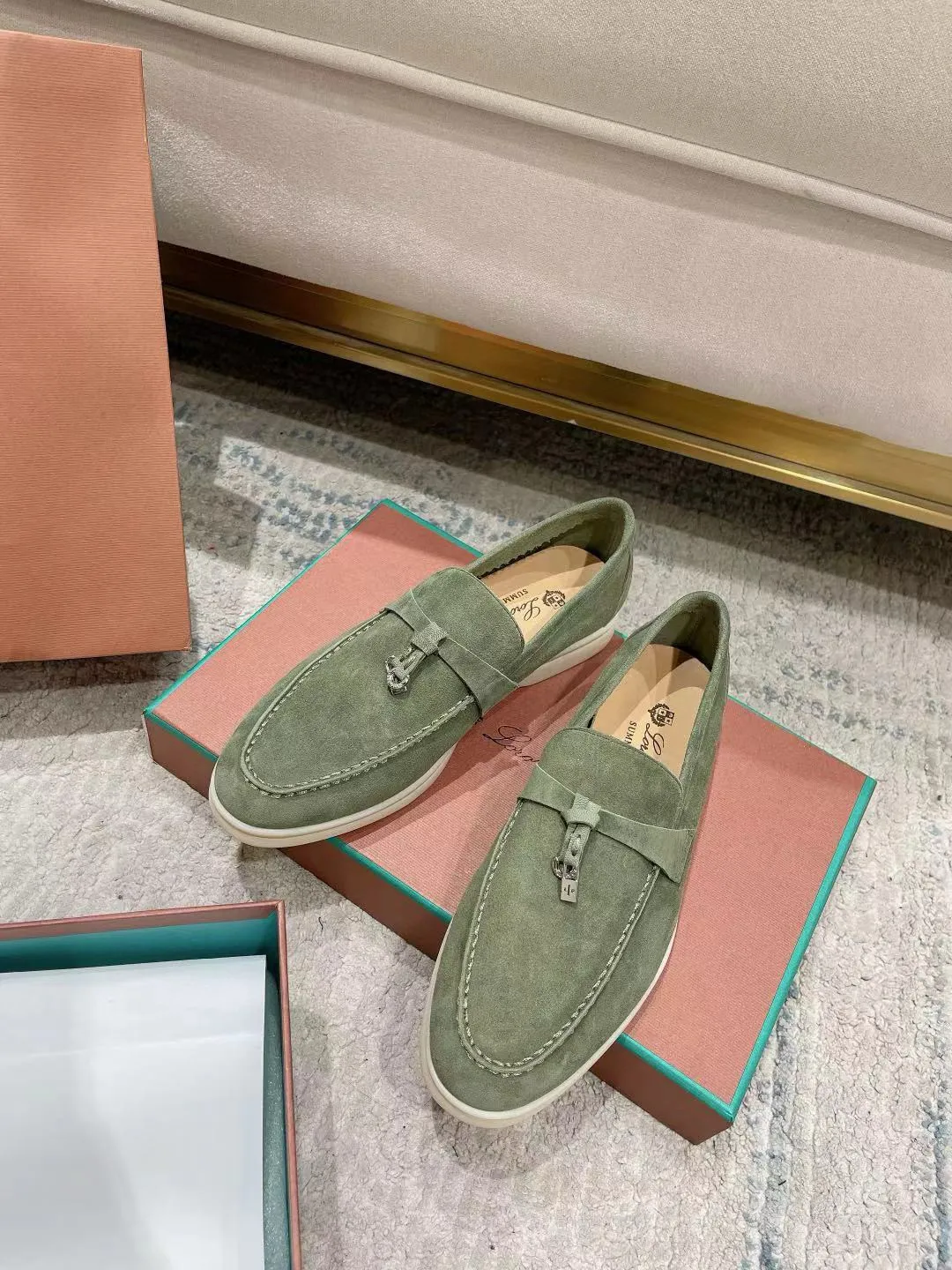 Factory price: 520💰4050 new color. Original purchase, 1⃣️: 1⃣️ folded and developed, Loro Piana professional model to try on feet, quality purchase level, flash sale of common products on the market, welcome to compare, original packaging. Fabric: Imported from Italy🐑High mercerized shearling, Lining: Hand-sewn mark thread in water-dyed cowhide imported from Italy🧵, high-end and elegant. Comfortable on the feet. Size: Women's 35-42 (41, 42) customized, non-returnable, men's 38-45 (46, 47, 48) customized, non-refundable. Fashionable boutiques that you can’t miss, a must-have item